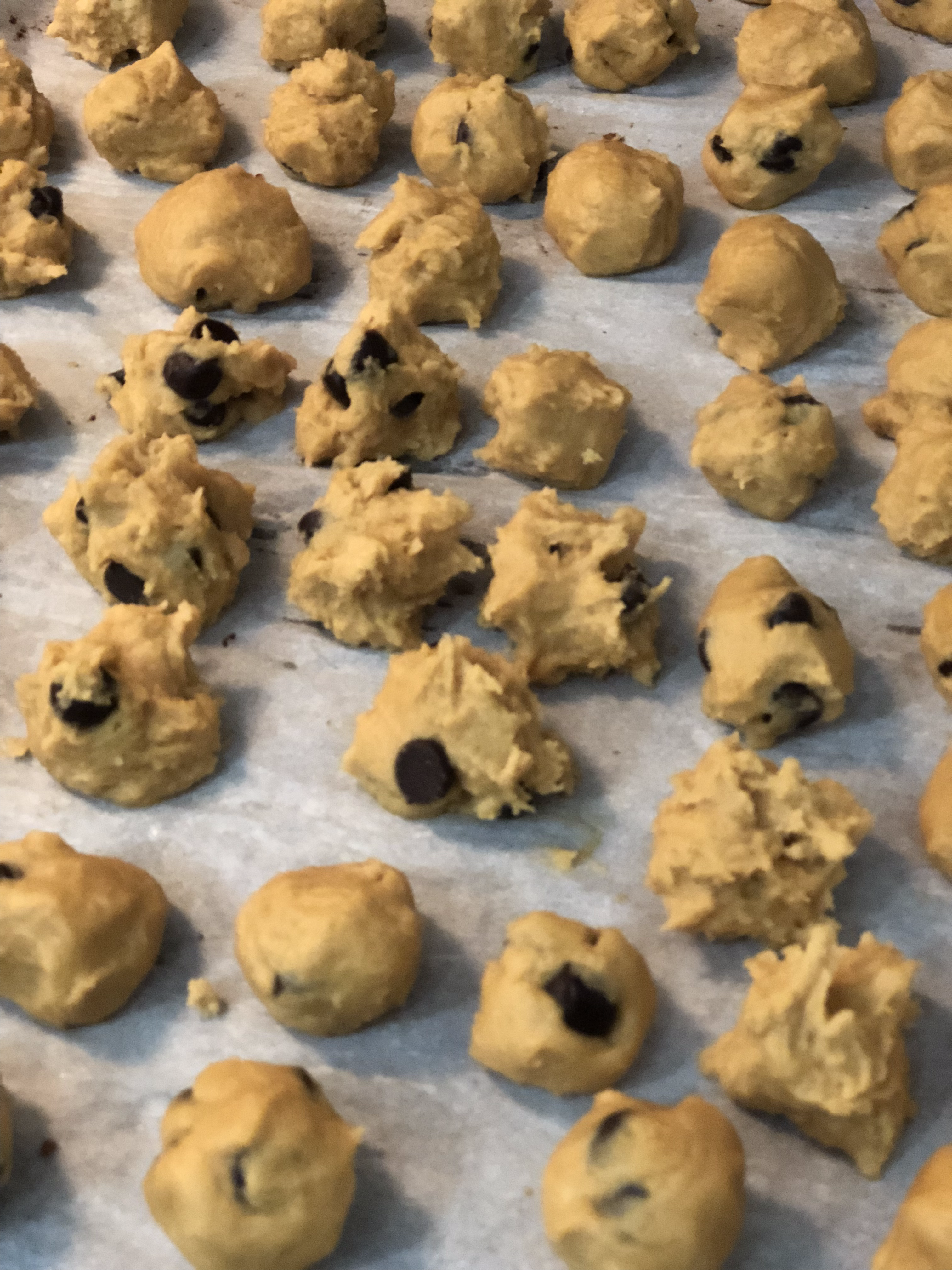 Looking for delicious and healthy chocolate chips cookie dough balls full of protein? These are gluten free, vegan, no bake, and kids love them! #chickpea #chickpeas #cookiedough #peanutbutterballs #veganrecipes #stresslessbehealthy